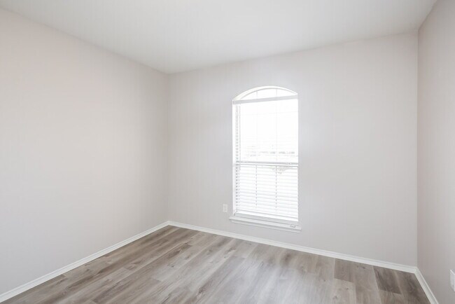 Building Photo - 828 Passive Dr