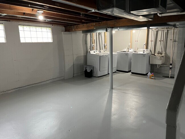 Building Photo - 330 Mang Ave