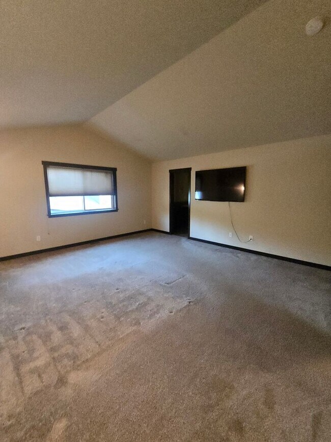 Building Photo - Welcome to this beautiful 4-bedroom, 2.5-b...