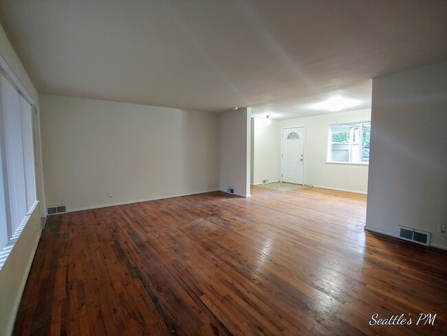 Building Photo - Wonderful 2 Bedroom Home with Oversized Of...