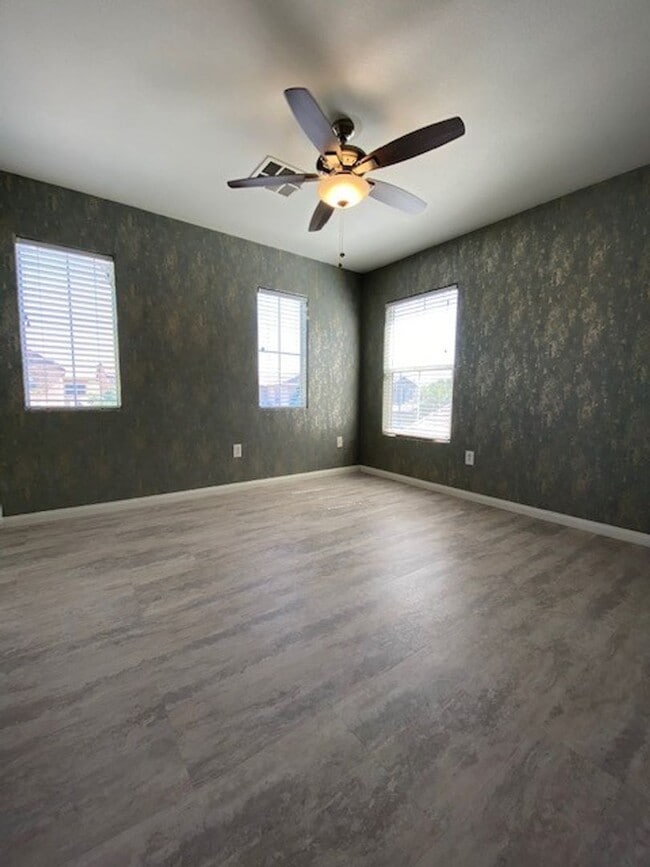 Building Photo - Unique Single Family 2/2 home