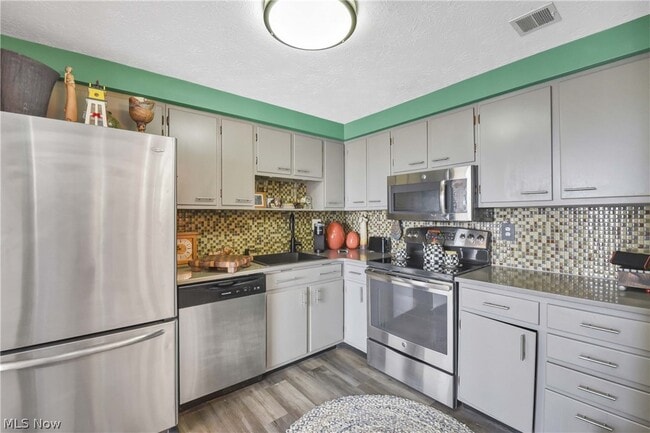 Building Photo - 10301 Lake Ave