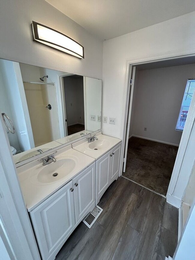 Building Photo - Spacious 4-Bedroom Duplex with Modern Amen...