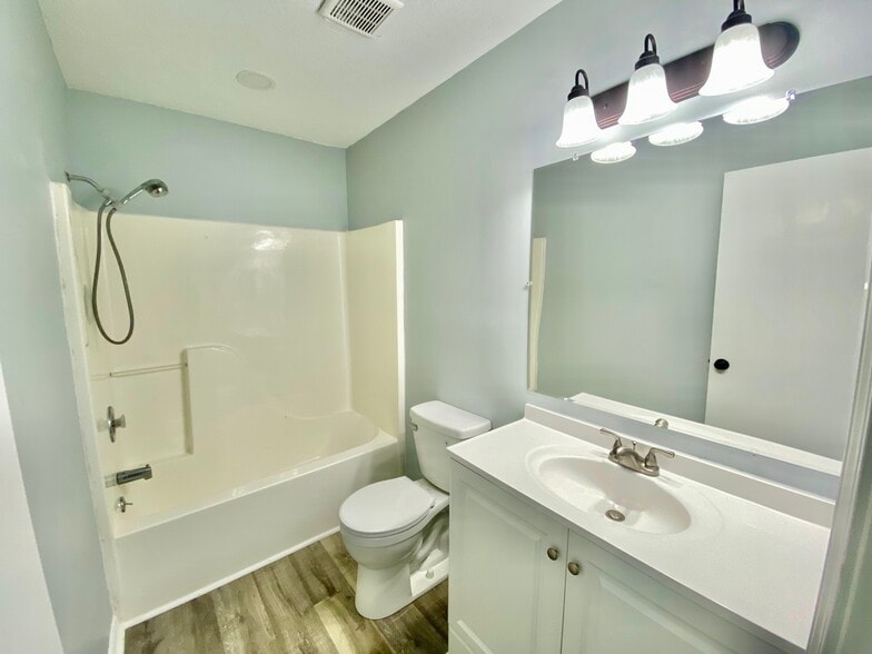 Building Photo - 1902 S Claremont Ave