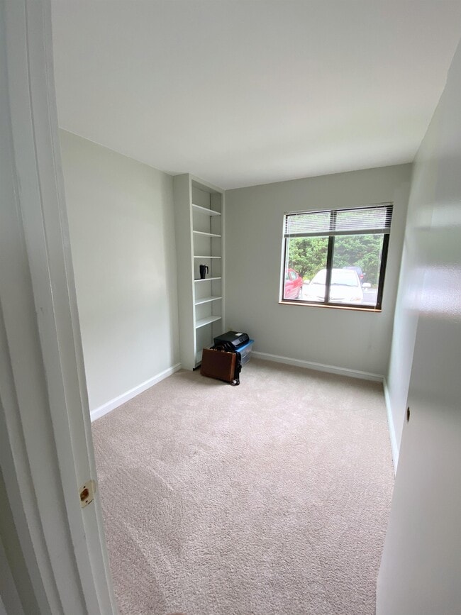 Building Photo - 1002 Linden Ave