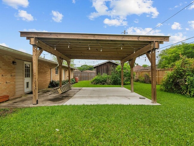 Building Photo - 8014 Dellanera Rd
