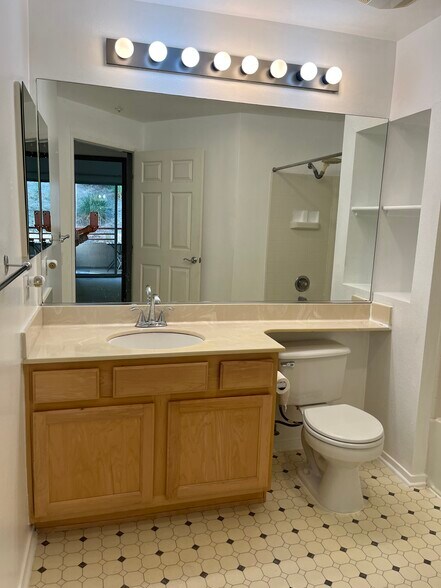 Building Photo - 280 Caldecott Ln