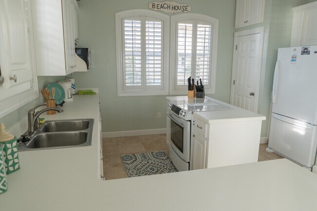 Building Photo - 223 Paradise by the Sea Blvd