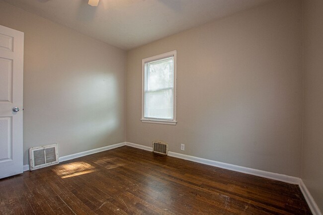 Building Photo - 3 Bedroom / 1 Bath Home with Fenced Backyard!