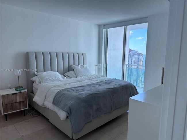 Building Photo - 950 Brickell Bay Dr