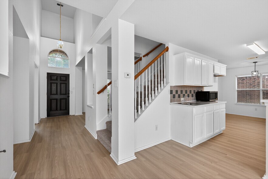 Building Photo - 2125 Elm Falls Pl