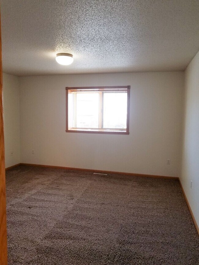 Building Photo - Comfortable 3-Bedroom with Garage & Fenced Yard