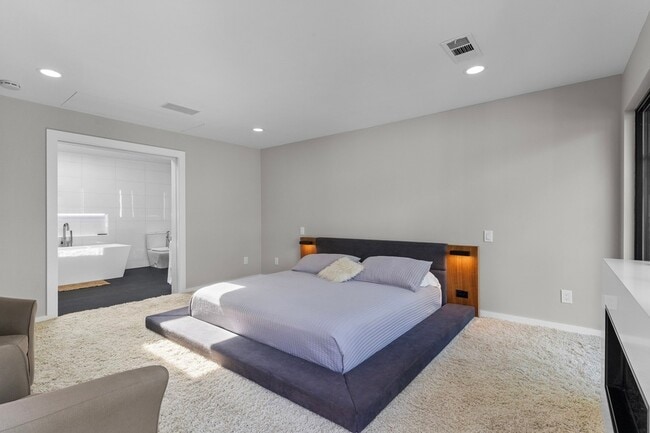 Building Photo - 16831 Thomas Chapel Dr