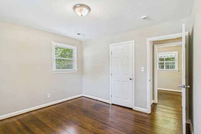 Building Photo - Updated home with New Kitchen, Hardwood Fl...