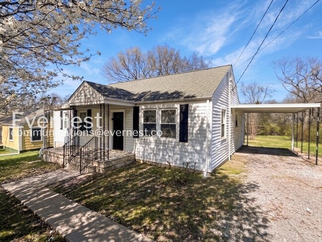 Building Photo - 3 Bed/1.5 Bath Home with Off-Street Parking / Pet-Friendly / Coming Soon!