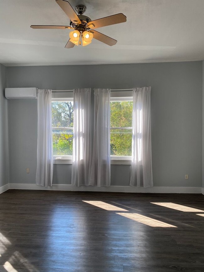 Building Photo - Vintage 1-Bedroom Near The Pearl