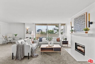 Building Photo - 11645 Montana Ave