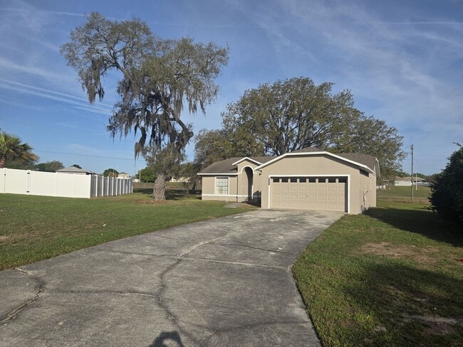 Building Photo - 3/2 on Large Lot Available Now