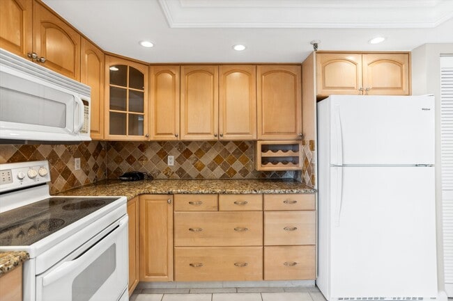 Building Photo - 5950 Pelican Bay Plaza S