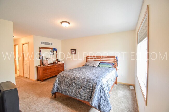 Building Photo - 2 Bedroom 2.5 Bathroom In West Des Moines with 2 car garage attached