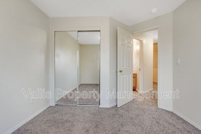 Building Photo - 4422 Remington Pl NE