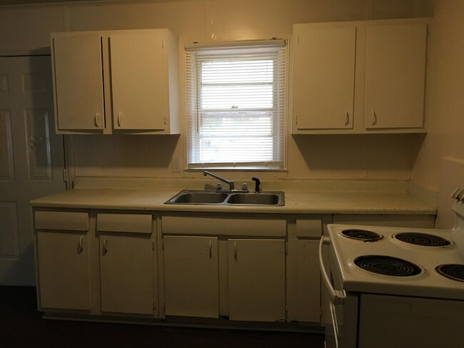Building Photo - 813 Woodlawn Dr