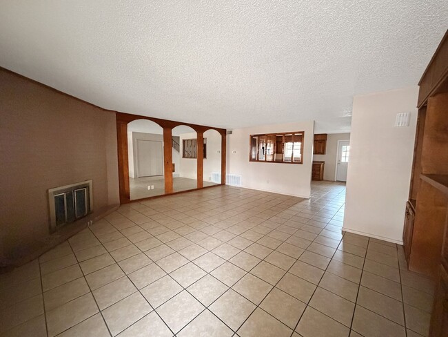 Building Photo - 419 W Kiowa Ave