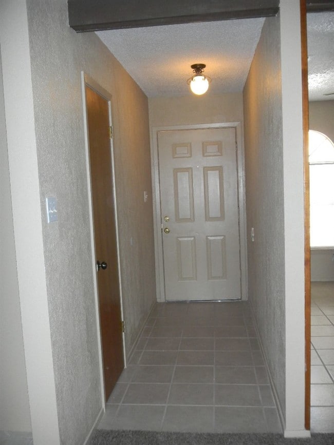 Building Photo - 112 King Charles Pl