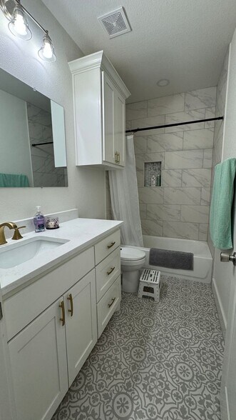Building Photo - Gorgeous 3/2 House Corner Lot in Downtown Bryan w/ July Move In!