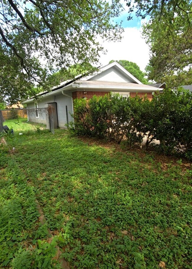 Building Photo - 2507 Schwertner Dr