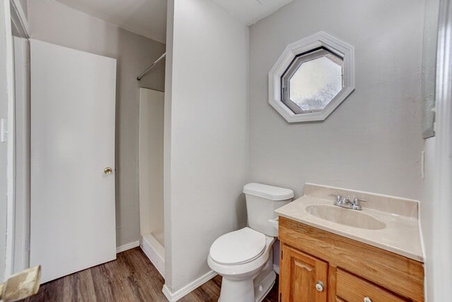 Building Photo - 4 Bed | 2 Bath in Midtown!