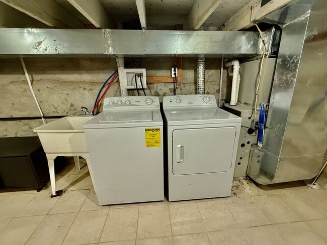 Building Photo - SPACIOUS 3BR/1BA HOUSE w/ Central AC-HARDW...