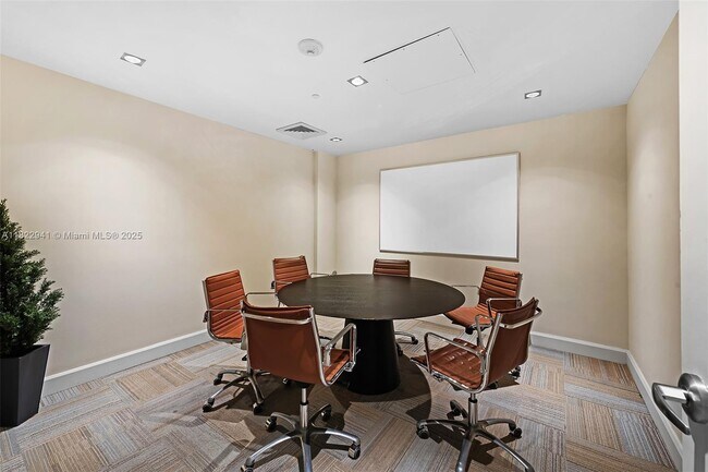 Building Photo - 950 Brickell Bay Dr