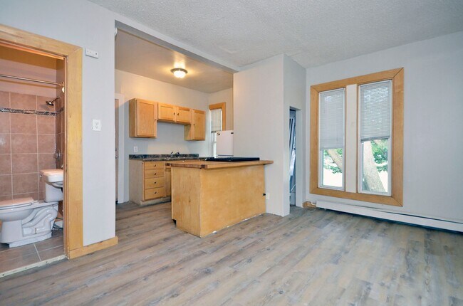 Building Photo - 602 N Mendota St