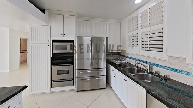 Building Photo - 2Bd 2Ba Spacious Newport Bay Front Condo