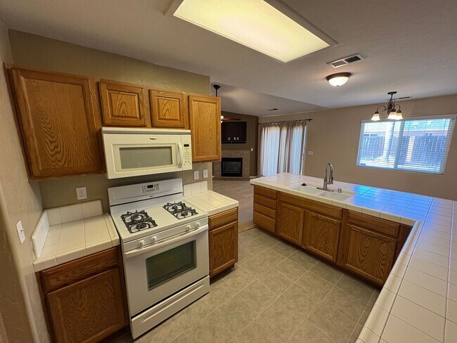 Building Photo - Lovely NW Visalia Home Near Shopping Centers Available Now!