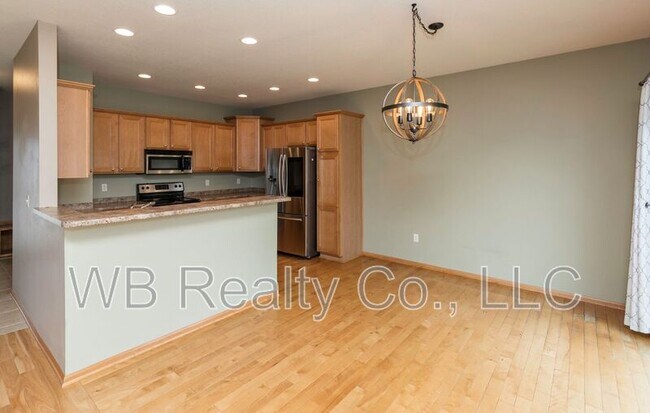 Building Photo - 645 SE Carefree Ln