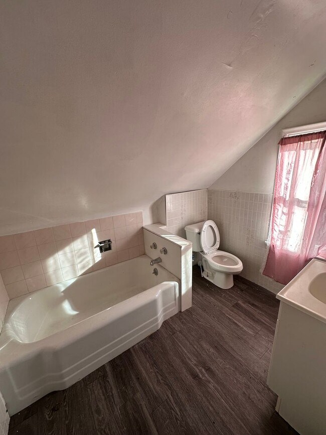 Building Photo - 5 Bedroom 1 Bath