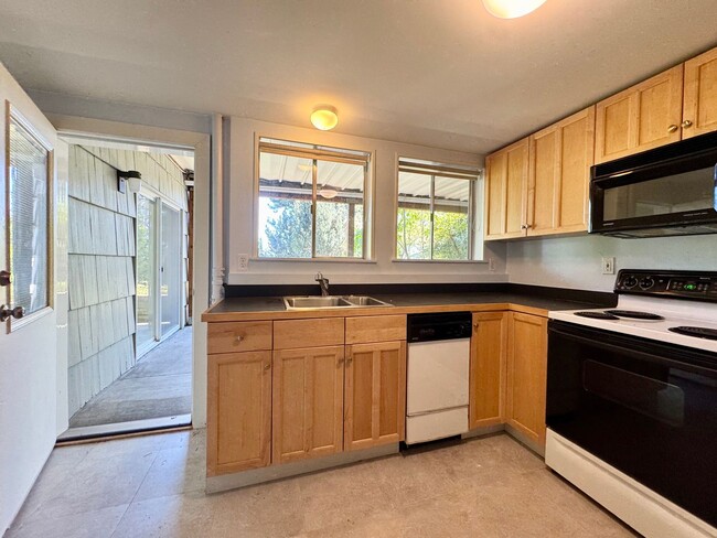 Building Photo - Hawthorne Hills Home