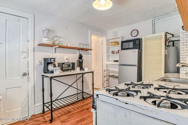 Building Photo - 19 Webb Ave