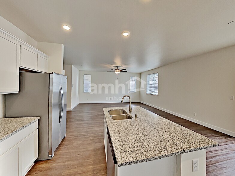 Building Photo - 10618 137th St E