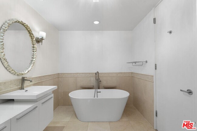 Building Photo - 4477 Wilshire Blvd