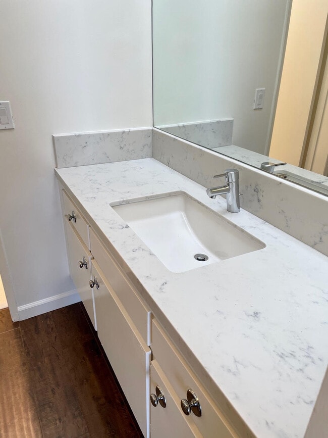 Building Photo - 1932 Overland Ave