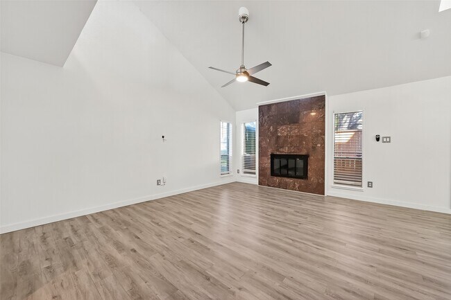 Building Photo - 13925 Hollowgreen Dr