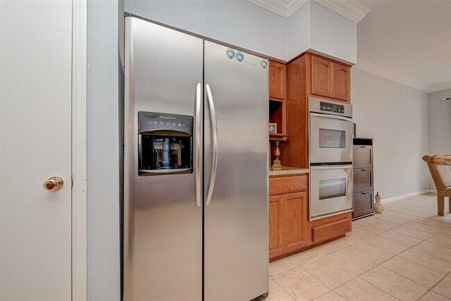 Building Photo - 2555 Bering Dr