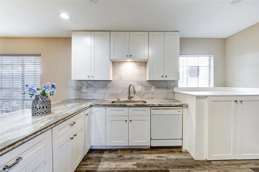 Stainless sink and appliances - 2101 Fountain View Dr