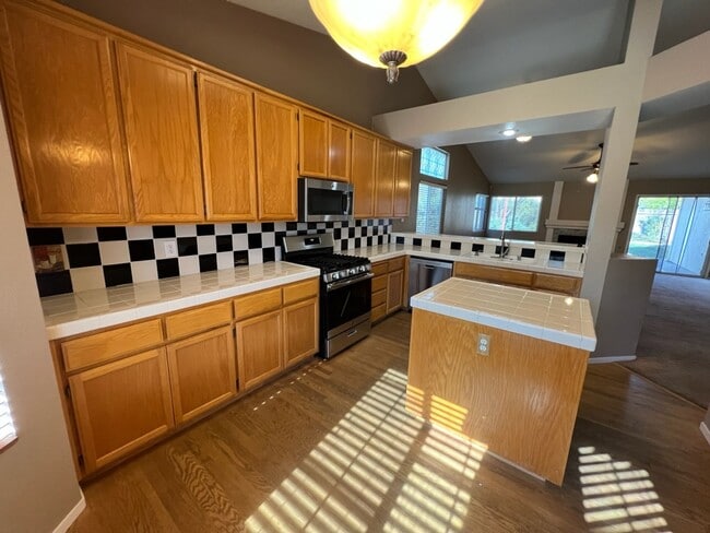 Building Photo - 3-bedroom single story in Merced!