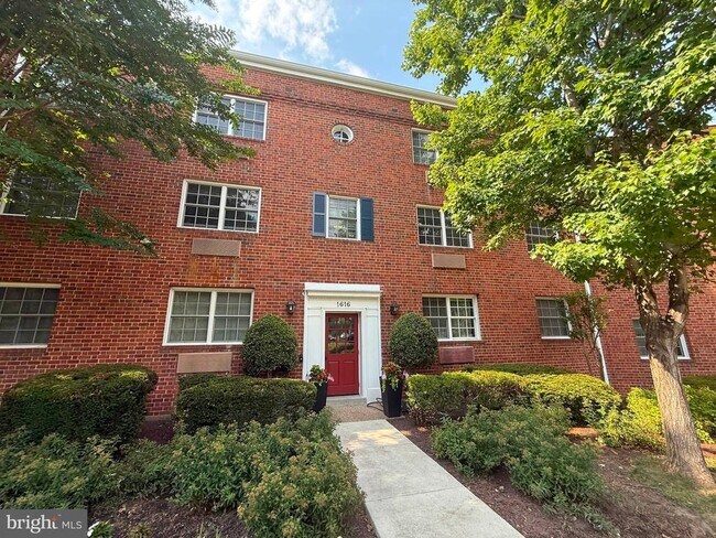 Building Photo - 1616 W Abingdon Dr