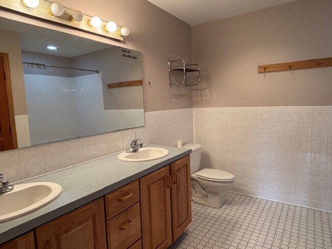 Building Photo - Spacious 4 BR/4 BA Single-Family Home in a...