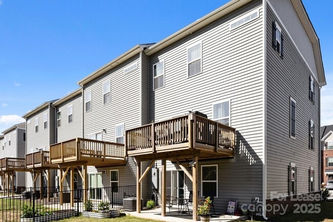 Building Photo - 2665 Grantham Place Dr
